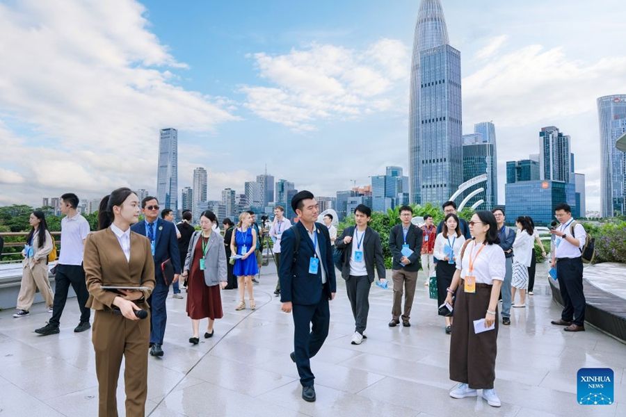 Ospiti visitano la sottostazione Chunhui nel centro di Shenzhen, provincia del Guangdong, Cina meridionale. (21 agosto 2026 - Xinhua)