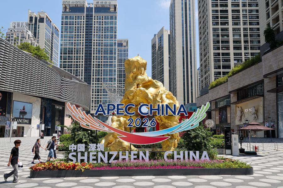 Un'installazione a tema APEC in un quartiere degli affari a Shenzhen, nella provincia del Guangdong, Cina meridionale. (10 agosto 2026 - Xinhua/Liang Xu)