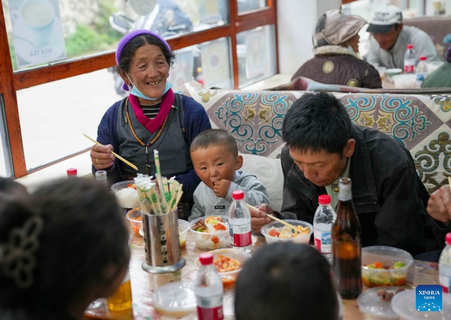 Evacuati residenti e turisti nella zona colpita dalla colata di fango a Gyirong, Xizang