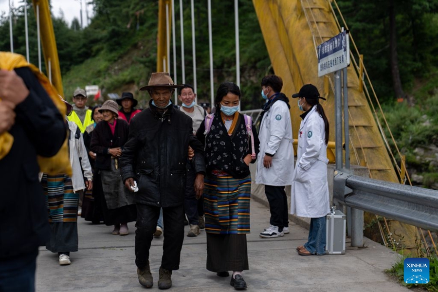 Evacuati residenti e turisti nella zona colpita dalla colata di fango a Gyirong, Xizang