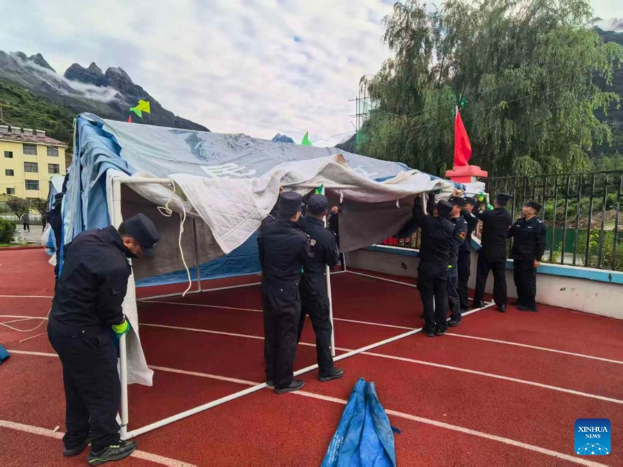 Evacuati residenti e turisti nella zona colpita dalla colata di fango a Gyirong, Xizang