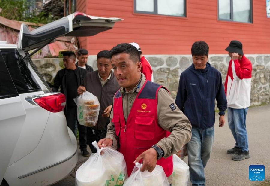 Evacuati residenti e turisti nella zona colpita dalla colata di fango a Gyirong, Xizang