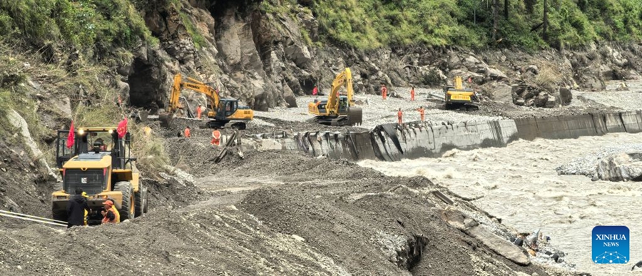 Operazioni di soccorso e sgombero stradale in corso dopo la frana a Gyirong, Xizang