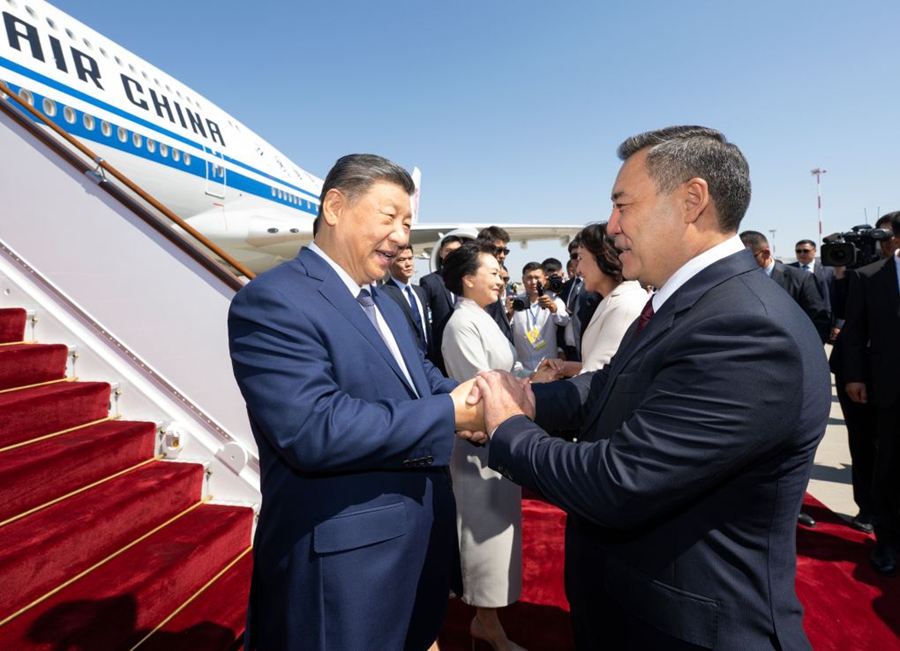 Kirghizistan, Xi Jinping giunge a Bishkek per il vertice SCO 2026 e una visita di Stato