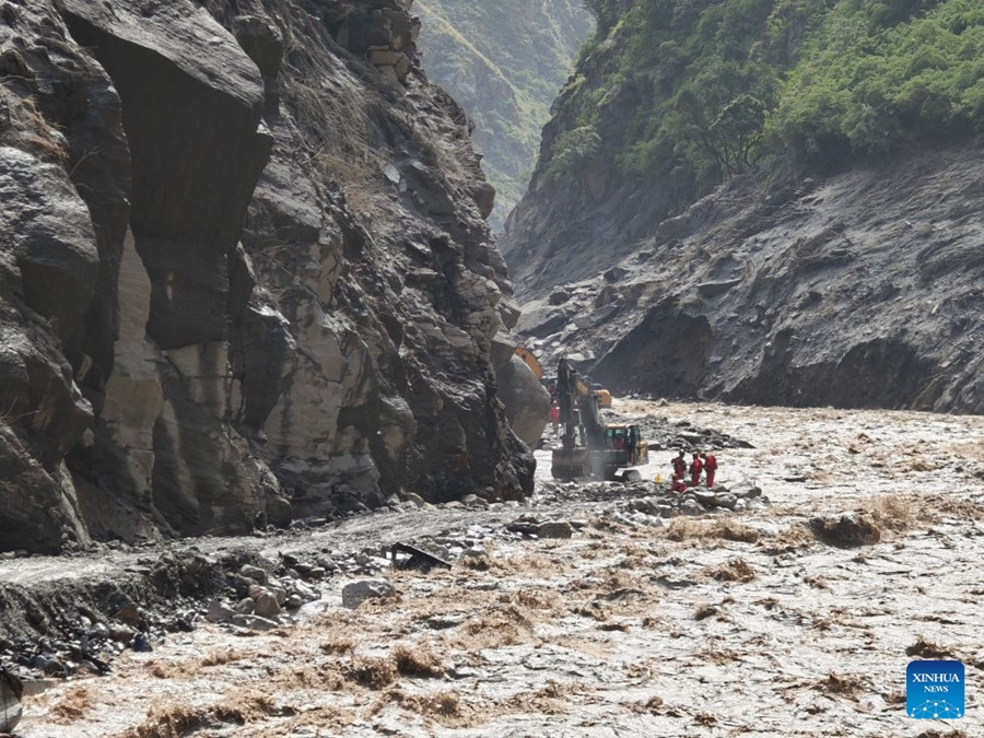 Soccorritori conducono operazioni di ricerca e salvataggio nell'area colpita dalla frana nello Xizang