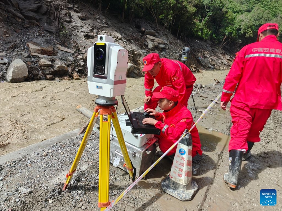 Soccorritori conducono operazioni di ricerca e salvataggio nell'area colpita dalla frana nello Xizang