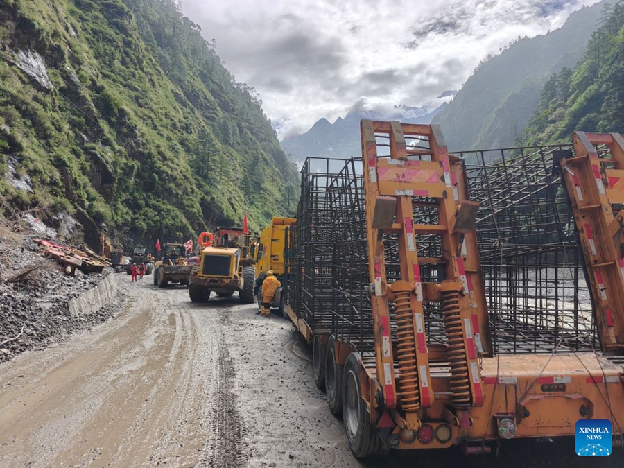 Soccorritori conducono operazioni di ricerca e salvataggio nell'area colpita dalla frana nello Xizang