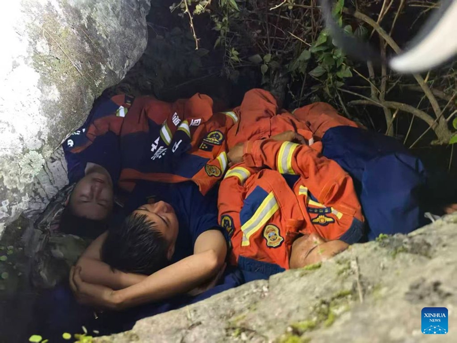 Soccorritori conducono operazioni di ricerca e salvataggio nell'area colpita dalla frana nello Xizang