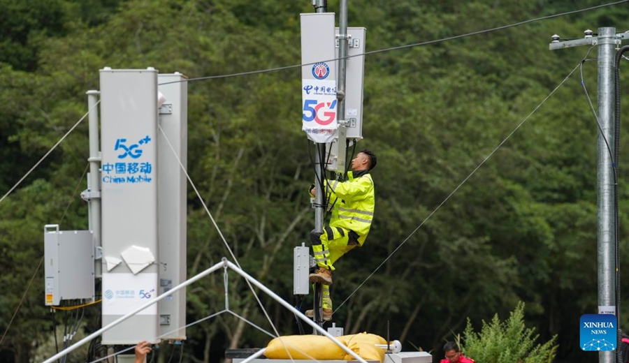 Soccorritori conducono operazioni di ricerca e salvataggio nell'area colpita dalla frana nello Xizang