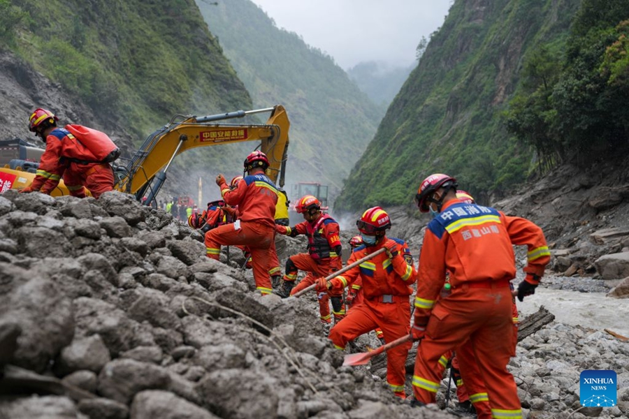 Soccorritori conducono operazioni di ricerca e salvataggio nell'area colpita dalla frana nello Xizang
