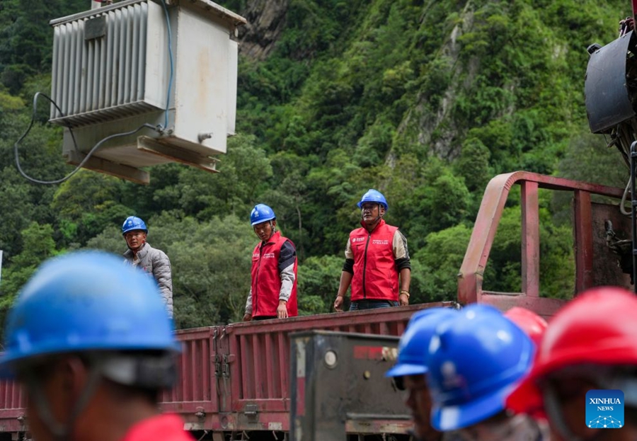 Soccorritori conducono operazioni di ricerca e salvataggio nell'area colpita dalla frana nello Xizang