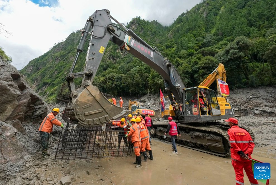 Soccorritori conducono operazioni di ricerca e salvataggio nell'area colpita dalla frana nello Xizang
