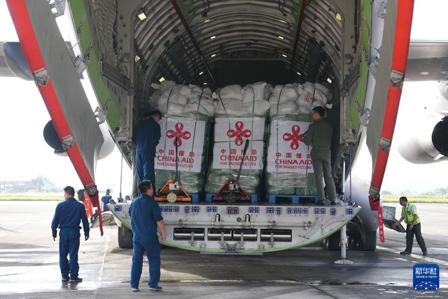Arrivati in Nepal gli aiuti di soccorso cinesi