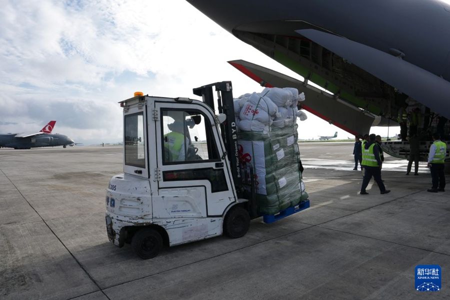 Arrivati in Nepal gli aiuti di soccorso cinesi