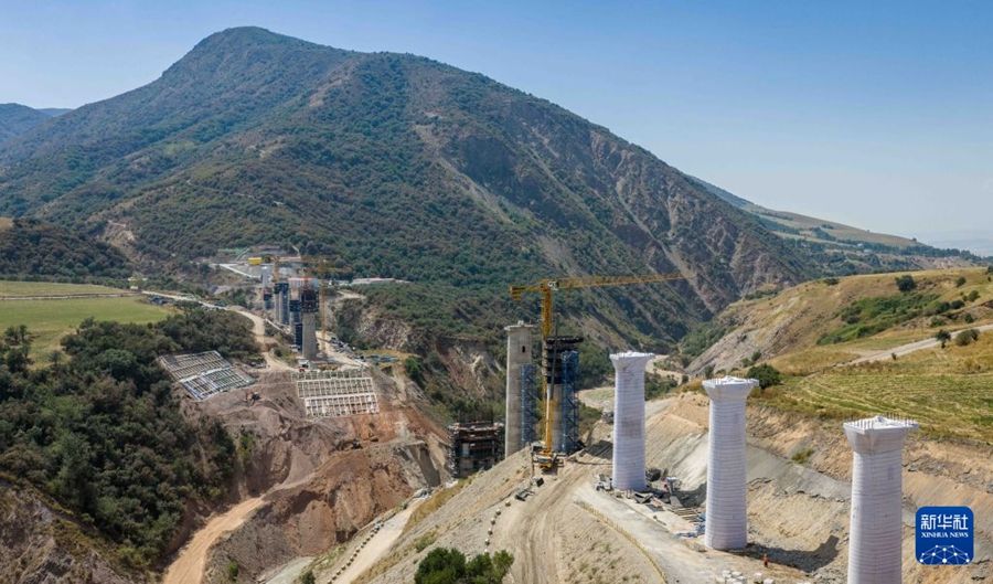 Ferrovia Cina-Kirghizistan-Uzbekistan, i lavori avanzano tra le montagne