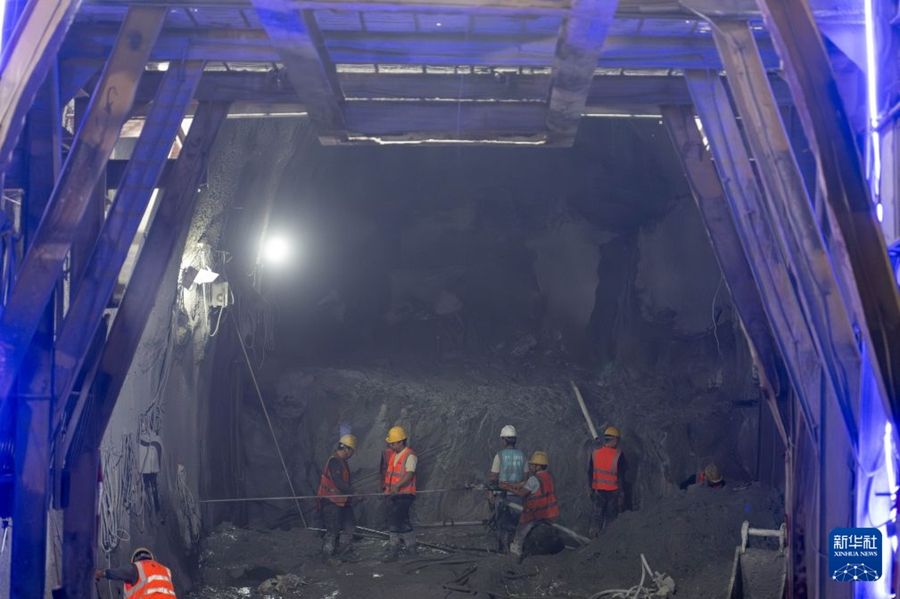 Ferrovia Cina-Kirghizistan-Uzbekistan, i lavori avanzano tra le montagne