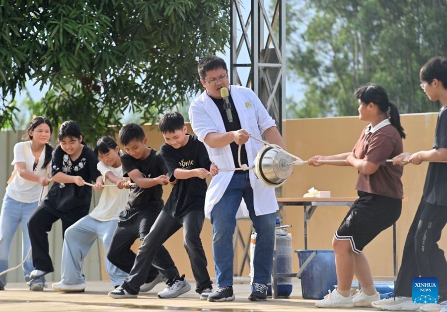 Le scuole primarie e secondarie in alcune regioni della Cina accolgono il primo giorno del nuovo semestre