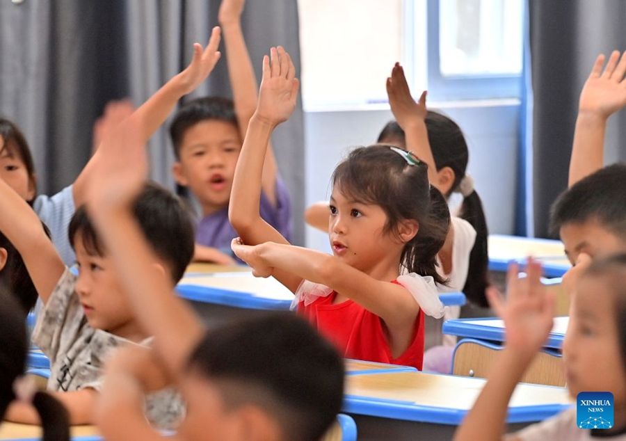 Le scuole primarie e secondarie in alcune regioni della Cina accolgono il primo giorno del nuovo semestre