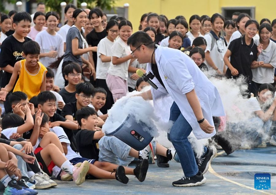 Le scuole primarie e secondarie in alcune regioni della Cina accolgono il primo giorno del nuovo semestre
