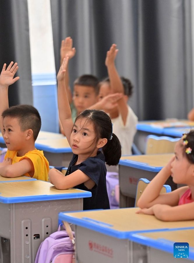 Le scuole primarie e secondarie in alcune regioni della Cina accolgono il primo giorno del nuovo semestre