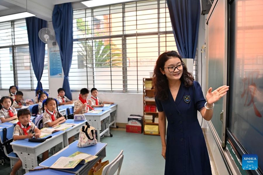 Le scuole primarie e secondarie in alcune regioni della Cina accolgono il primo giorno del nuovo semestre