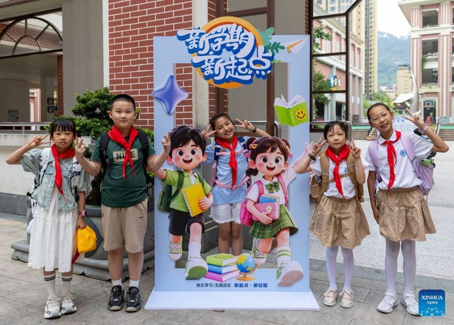 Le scuole primarie e secondarie in alcune regioni della Cina accolgono il primo giorno del nuovo semestre