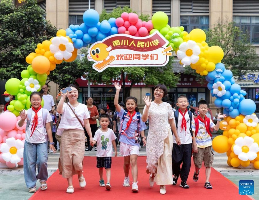 Le scuole primarie e secondarie in alcune regioni della Cina accolgono il primo giorno del nuovo semestre