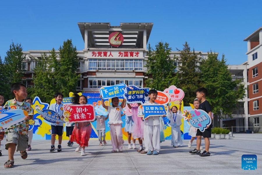 Le scuole primarie e secondarie in alcune regioni della Cina accolgono il primo giorno del nuovo semestre