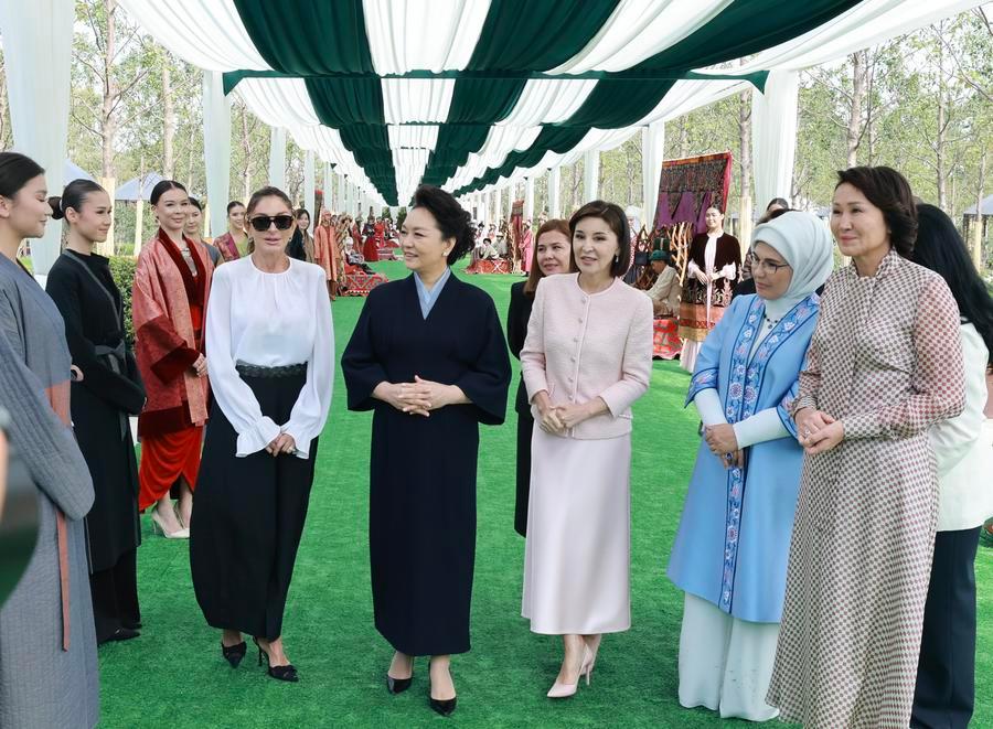 Peng Liyuan all'attività collettiva per i consorti dei leader della SCO