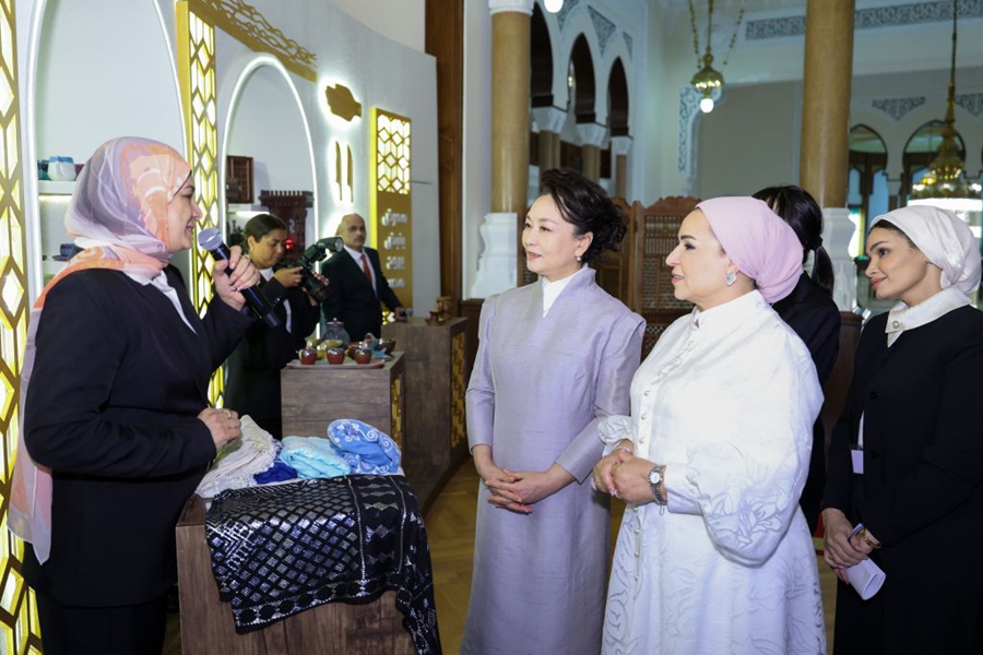 Peng Liyuan e la consorte del Presidente egiziano visitano una mostra di artigianato