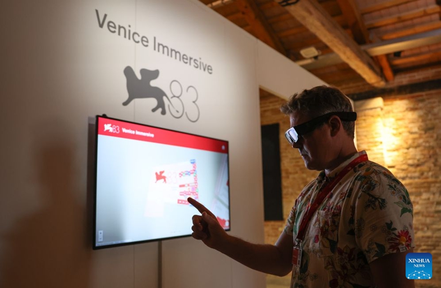 Visitatori sperimentano i progetti VR all'83ª Mostra del Cinema di Venezia
