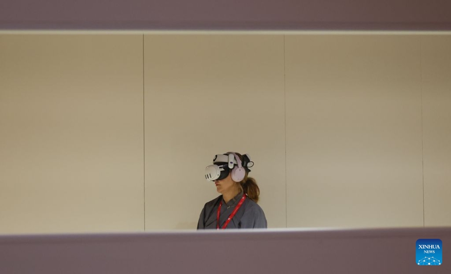 Visitatori sperimentano i progetti VR all'83ª Mostra del Cinema di Venezia
