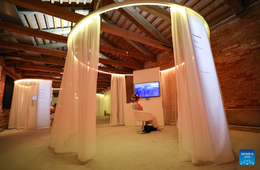 Visitatori sperimentano i progetti VR all'83ª Mostra del Cinema di Venezia