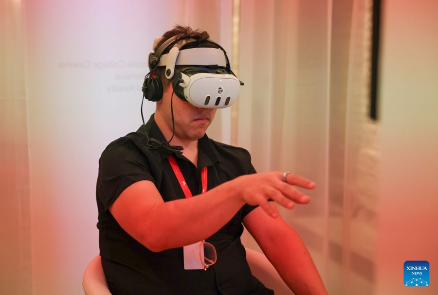 Visitatori sperimentano i progetti VR all'83ª Mostra del Cinema di Venezia