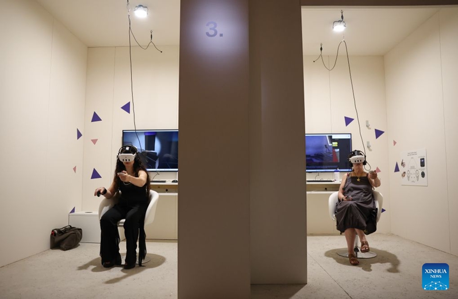 Visitatori sperimentano i progetti VR all'83ª Mostra del Cinema di Venezia
