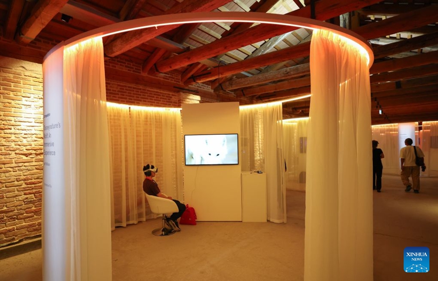 Visitatori sperimentano i progetti VR all'83ª Mostra del Cinema di Venezia