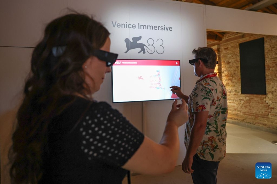 Visitatori sperimentano i progetti VR all'83ª Mostra del Cinema di Venezia