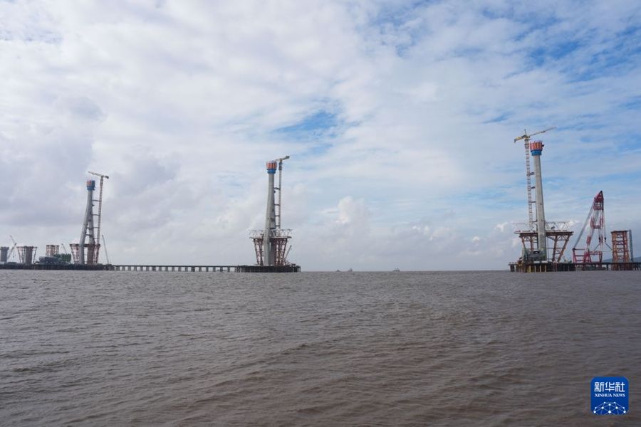 Ponte ferroviario sulla Baia di Hangzhou, completate tre torri principali centrali