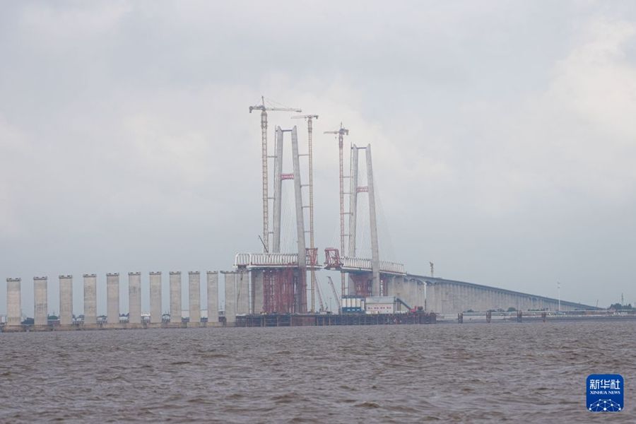 Ponte ferroviario sulla Baia di Hangzhou, completate tre torri principali centrali