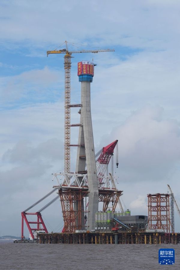 Ponte ferroviario sulla Baia di Hangzhou, completate tre torri principali centrali
