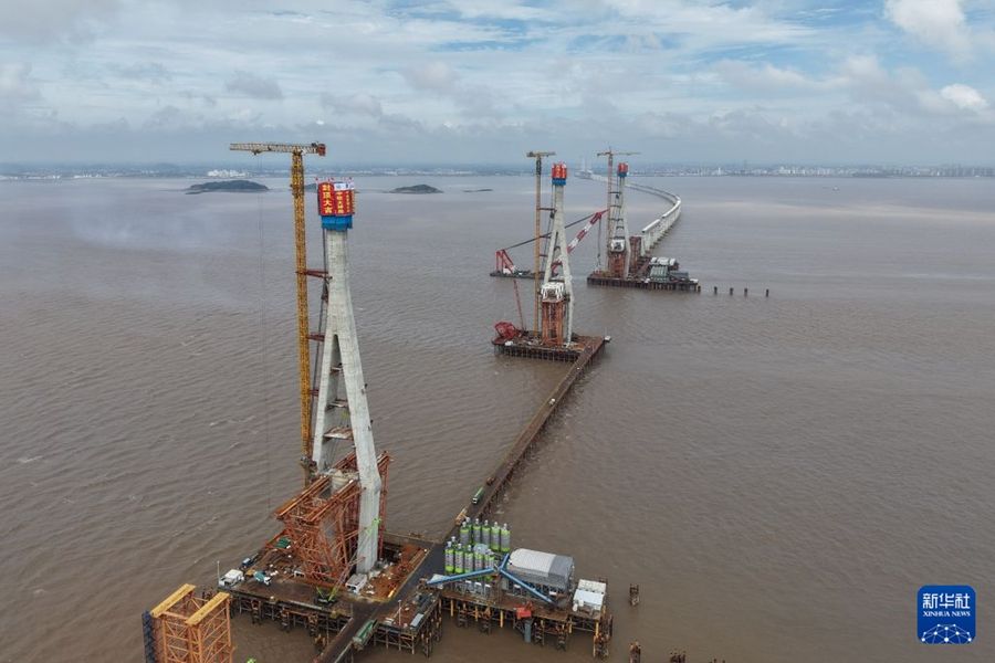 Ponte ferroviario sulla Baia di Hangzhou, completate tre torri principali centrali
