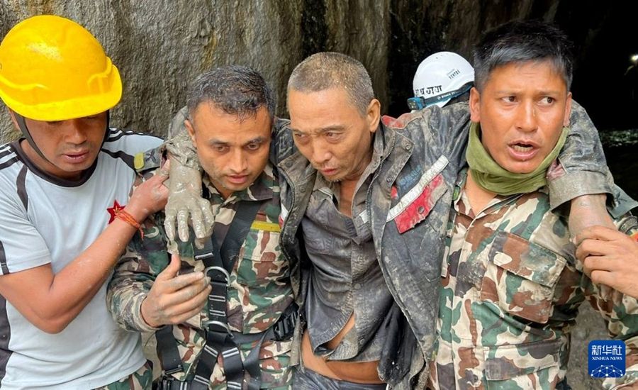 Nepal, un cittadino cinese tratto in salvo da una centrale idroelettrica colpita dalla colata di fango
