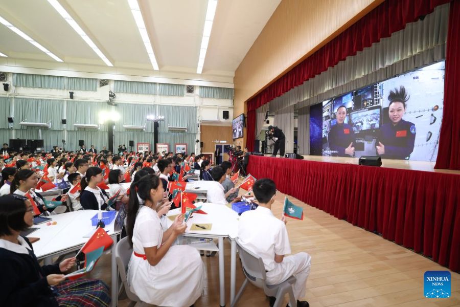 Studenti di Hong Kong e Macao interagiscono con l'equipaggio di Shenzhou-23 durante la