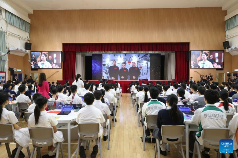 Studenti di Hong Kong e Macao interagiscono con l'equipaggio di Shenzhou-23 durante la 