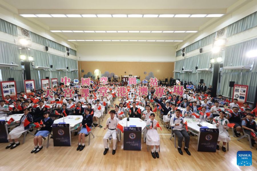 Studenti di Hong Kong e Macao interagiscono con l'equipaggio di Shenzhou-23 durante la 