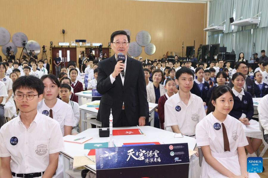 Studenti di Hong Kong e Macao interagiscono con l'equipaggio di Shenzhou-23 durante la 