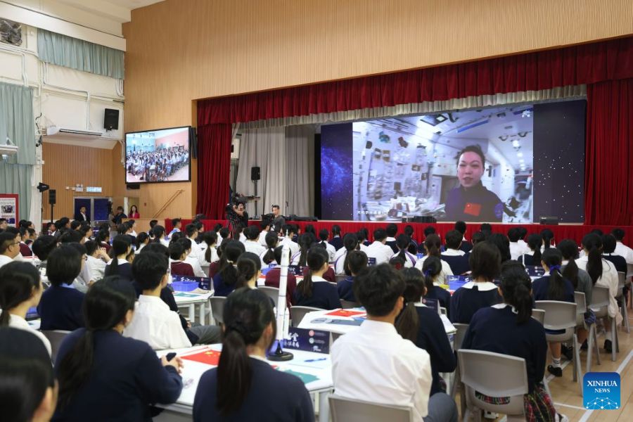 Studenti di Hong Kong e Macao interagiscono con l'equipaggio di Shenzhou-23 durante la