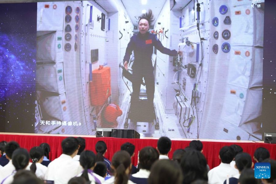 Studenti di Hong Kong e Macao interagiscono con l'equipaggio di Shenzhou-23 durante la 