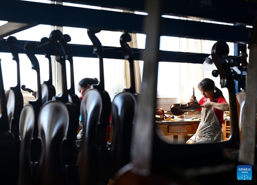 Fiorente produzione ed esportazione globale di violini nello Henan