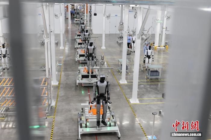 Robot che costruiscono robot: avviata la produzione nella prima fabbrica intelligente al mondo di robot umanoidi industriali da 10.000 unità